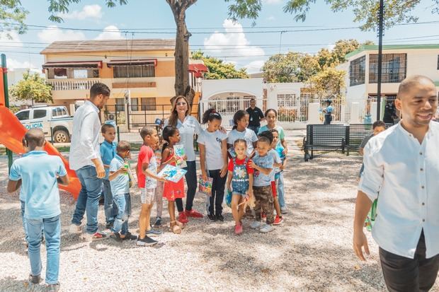 Carolina comparte con los niños durante la inauguración de Rosmil.