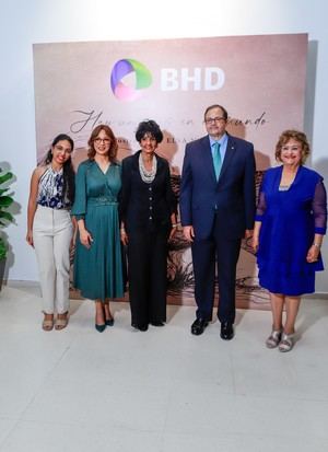 Carolyn Mir, Josefina Navarro, Elsa Núñez, Steven Puig y Verónica Sención.