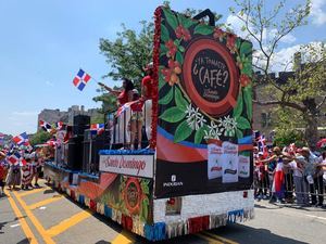 Carroza de Café Santo Domingo desfila en la Gran Parada Dominicana del Bronx