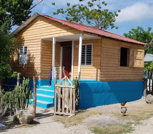 Ejecutivos de La Finca Unidad donan dos viviendas mejoradas a mujeres de escasos recursos