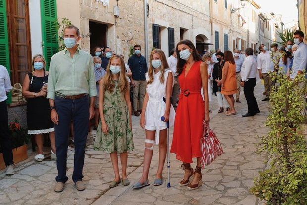 Doña Letizia lleva un vestido muy veraniego, acorde con la temperatura de las islas al igual que sus dos hijas.