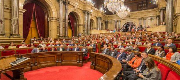 El Parlament aprueba la resolución que declara la independencia.	
