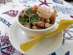 Cóctel de mariscos preparado por el Chef Carlos Estevez bajo los estándares de la cocina Slow Food. 