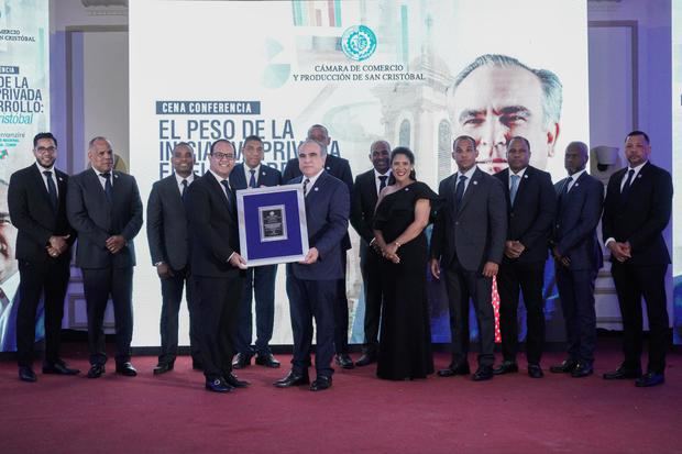 Celso Juan Marranzini recibe reconocimiento de la Cámara de San Cristóbal.