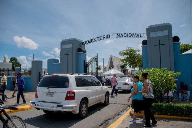 Orden y seguridad en los cementerios de la capital los cuales se abarrotaron en el día de las madres.
