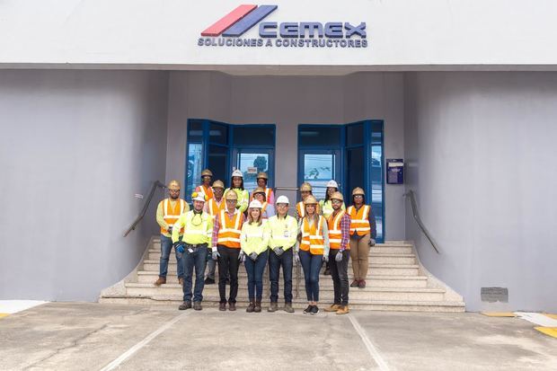 Alcalde Francisco Peña y comitiva antes de realizar el recorrido por la planta de Cemex Los Pinos.