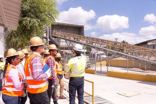 Durante el recorrido por la planta de Cemex Los Pinos de Herrera.