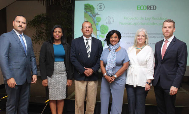 Expositores Juan Gabriel Rijo, Mariely Ponciano, Luis Gutiérrez, Dania Heredia, Waleska Miguel y Jake Kheel