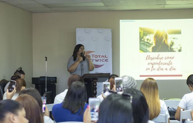 La charlista conversando con las jóvenes.