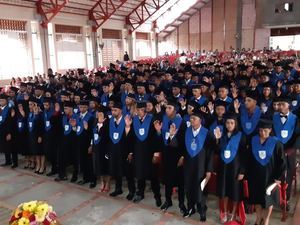 Momento en que quedan graduados los bachilleres de Santiago y Sajoma.