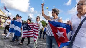 Centenar de personas se unen a la vigilia contra "represión" en Latinoamérica