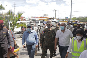 Carlos Cedeño hace recorrido en centros de vacunación de Santo Domingo Oeste con el Ministro de Defensa, Carlos Díaz