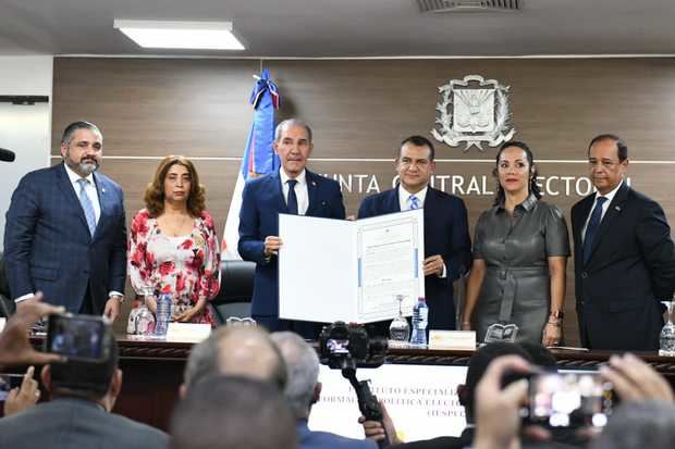 Franklin García Fermín, ministro de la MESCYT y Román Jáquez, presidnete de la JCE.