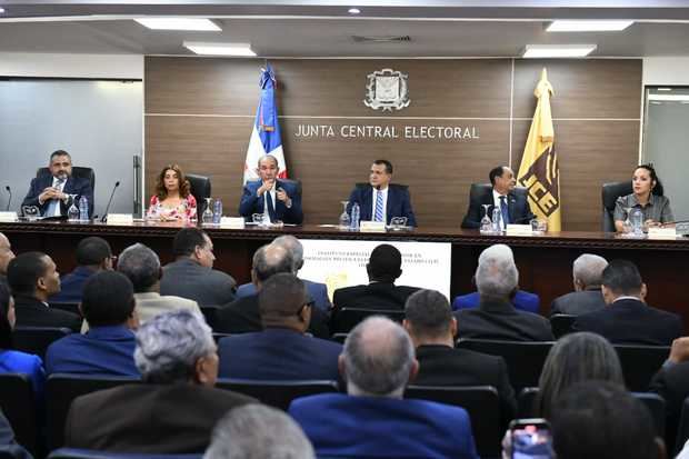 Autoridades de la JCE y de la MESCYT en la presentación de la escuela de formación política.