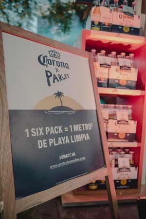 Por cada six pack vendido en el país Corona se compromete a limpiar un metro de playa.