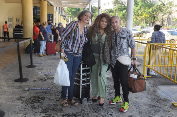 Charlenne junto a su manager Edna Torres y su asesor de imagen Alexis Feliciano Montijo.