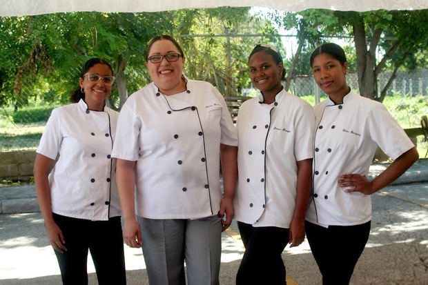 Pastry Chef Karina Rodríguez junto a sus ayudantes.