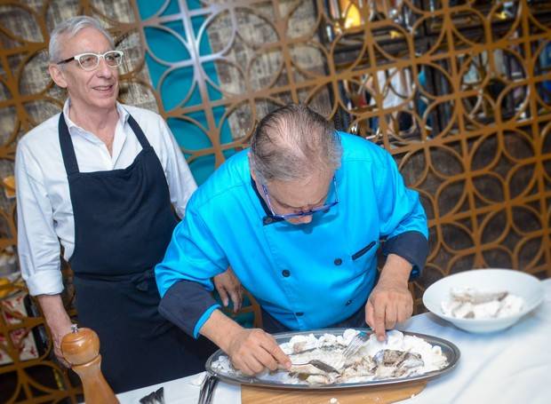 Chef Franco Franzin sirve Lubina a la Sal junto a Claudio.