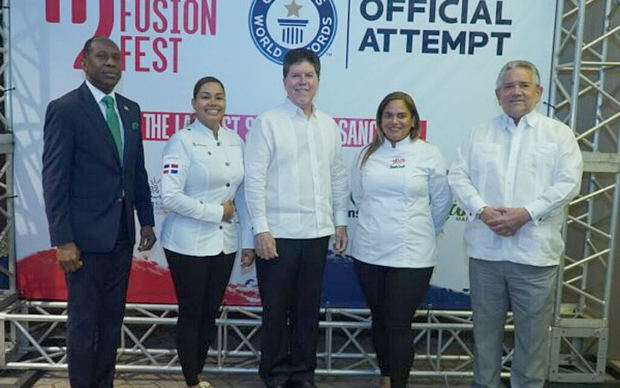 Chefs dominicanos buscarán batir un Récord Guinness con el sancocho servido más grande del mundo.