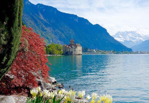 Vista del Castillo Chillon lo bordea las aguas del lago Lemán, el más grande de Europa Occidental