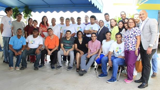 Odile Villavizar junto al equipo de la Fundación Manos Unidas.