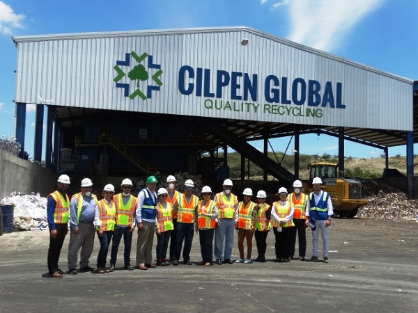 Participantes en el recorrido por la planta Cilpen Global, en el vertedero Rafey, en Santiago.