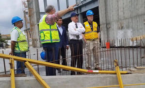 Danilo observa avances en la construcción Ciudad Sanitaria Luis Eduardo Aybar