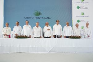 Mesa de Honor  Monseñor Gregorio Nicanor Peña, Ramón Guilamo, Francisco Javier García, Frank Rainieri, Danilo Medina, Gustavo Montalvo,
Gonzalo Castillo, Amable Aristy y Arnold Jacobs.