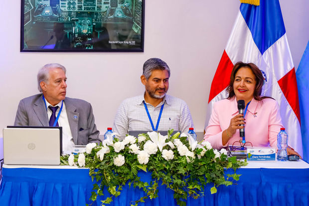 Clara Fernández, rectora de la ASCA ofrece la bienvenida a los delegados internacionales.