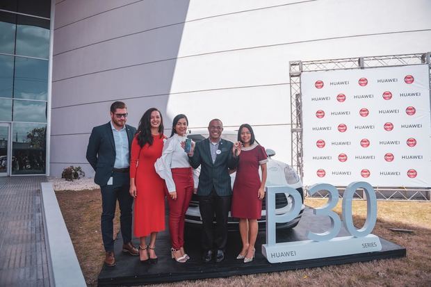 Huawei Dominicana y Claro hicieron entrega de una Porsche Macan 2019 al ganador de la promoción del Huawei P30.