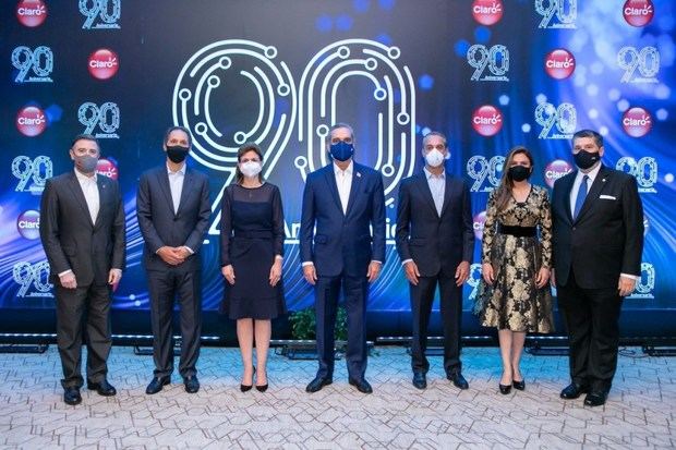 El presidente y la vicepresidenta, Luis Abinader y Raquel Peña junto a ejecutivos representantes del evento que celebró el 90  aniversario de Claro Dominicana-