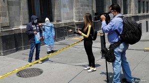 Periodistas entrevistan a un hombre que dice estar contagiado con coronavirus, mientras protesta en las afueras del Palacio Nacional de Ciudad de México. 28 de mayo de 2020. 