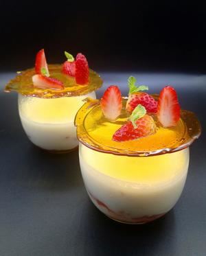 Coco Crème Brûlée con Fresas a la Mamajuana