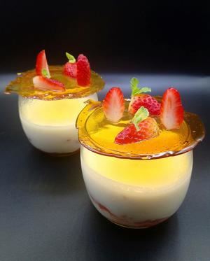 Postre coco crème crûlée con fresas a la mamajuana.