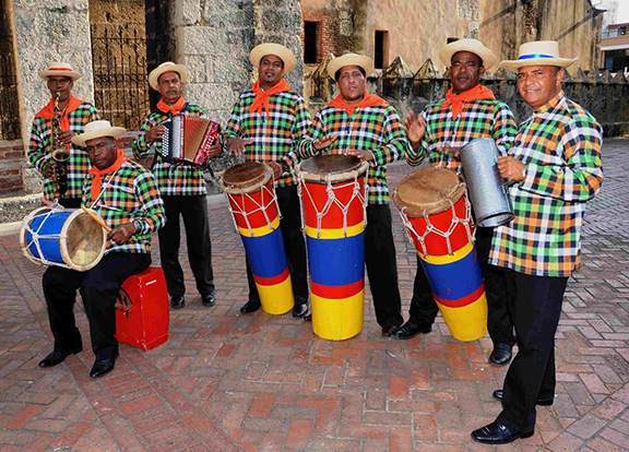 Agrupación folclórica a ritmo de tambora, güira y acordeón.