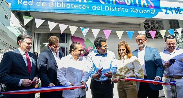 El alcalde del Distrito Nacional  David Collado en el corte de cinta que deja inaugurada la tercera biblioteca infantil ¨Letras Chiquitas.