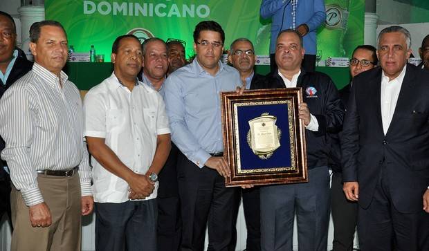 David Collado recibe reconocimiento.