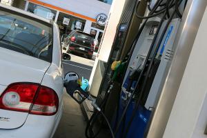 Algunos combustibles bajan de precios, otros los mantienen; salvo tres