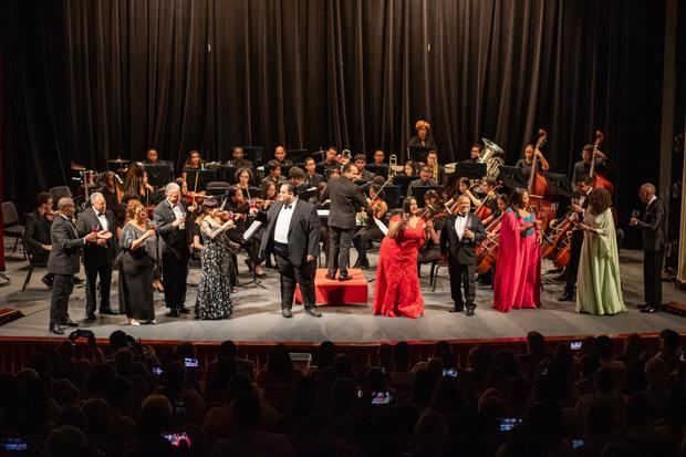 Compañia Lirica Nacional celebra a casa llena sus 45 años en Bellas Artes.