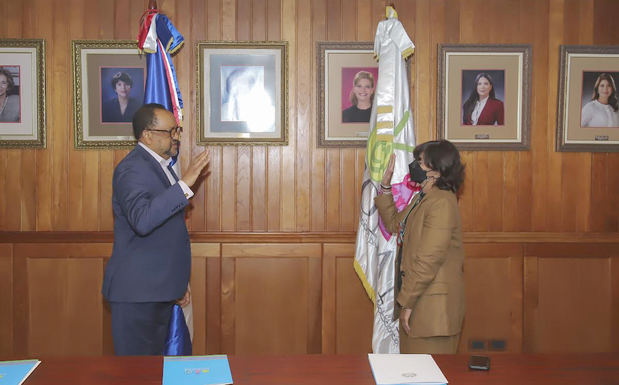  Fue juramentada este martes la abogada Ana Cecilia Morun Solano como nueva presidenta ejecutiva del Consejo Nacional para la Niñez y la Adolescencia (Conani), en un acto encabezado por el consultor jurídico del Poder Ejecutivo, Antoliano Peralta Romero.