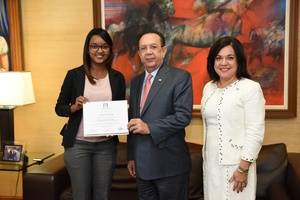 Joven de San Crist&#243;bal gana premio en concurso del BCRD