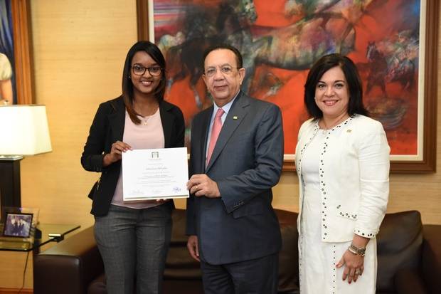 La joven Juliza Lara de León fue reconocida por el  Gobernador del Banco Central, Héctor Valdez Albizu. 