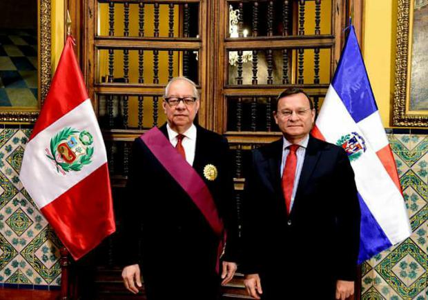Condecoracion del gobierno peruano Rafael Julián y el Viceministro Nestor Popolizio Bardales