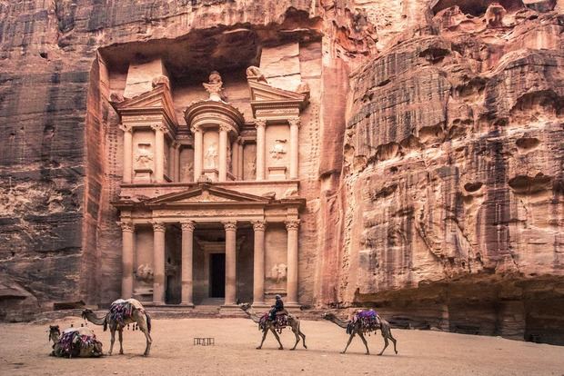 Esculpida en la roca, que no construida, Petra aparece como una visión onírica.