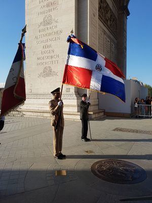 Consulado General conmemora 53 aniversario de abril del 1965 en el Arco de Triunfo de Paris