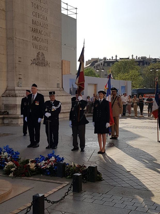 Consulado General conmemora 53 aniversario de abril del 1965 en el Arco de Triunfo de Paris