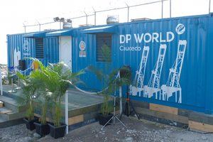 DP World Caucedo dona contenedor a escuela de surf de playa La Boya 