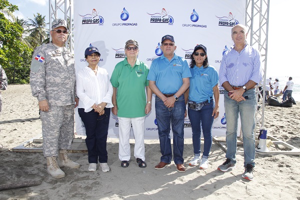 Contralmirante Hector Martinez,  Idalia Acevedo,  Rosa M Bonetti,  Angel Francisco Estevez, Milagro De Estevez y Gianluca Grippa