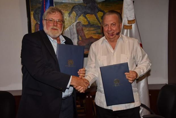 El ministro de Cultura, arquitecto Eduardo Selman, y Charles Beeker, director de Ciencia Subacuática de la Escuela de Educación, Salud Física y Recreación, de la Universidad de Indiana, durante la firma del acuerdo.