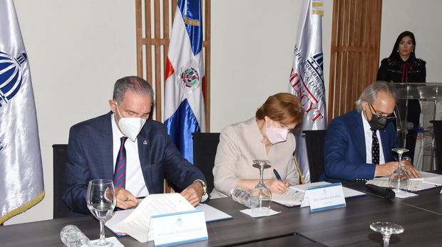 Franklin García Fermín, Carmen Heredia de Guerrero y José Antonio Molina.